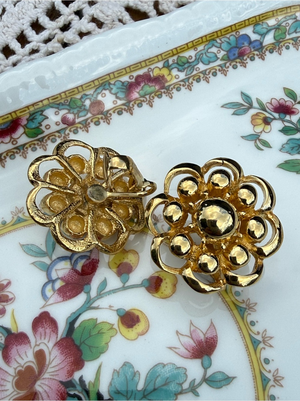 Vintage Sarah Coventry Gold Tone Flower Clip On Earrings Statement Floral - Picture 5 of 5